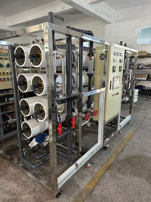 Buon prezzo 150-300 Psi Pressione nominale RO Sistema di acqua salata con ultrafiltrazione Pre-trattamento e prestazioni in linea